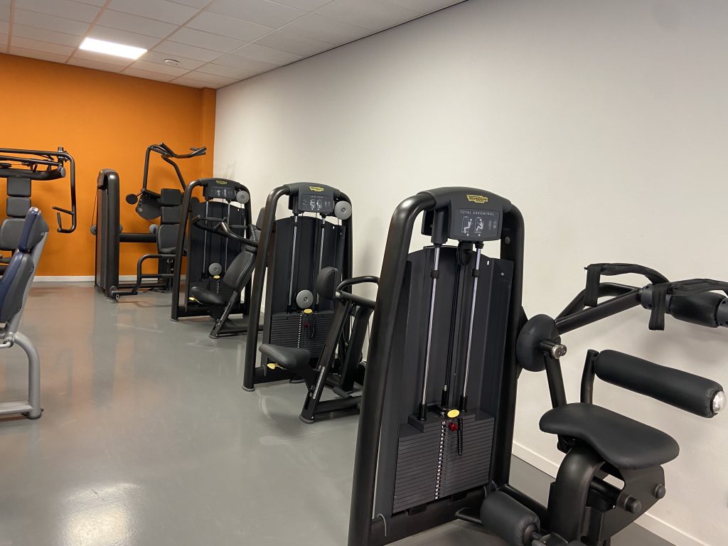 Vernieuwde fitnessruimte met krachtapparaten