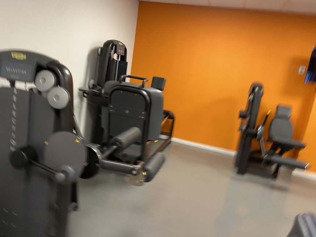Vernieuwde fitnessruimte met krachtapparaten
