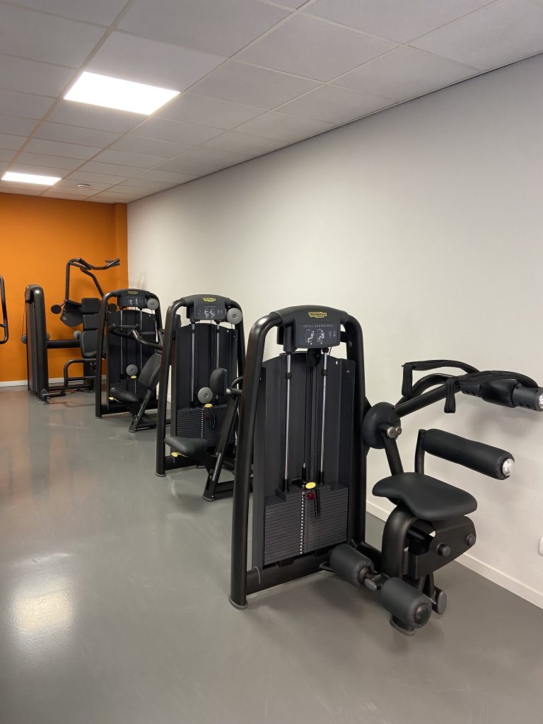 Vernieuwde fitnessruimte met krachtapparaten