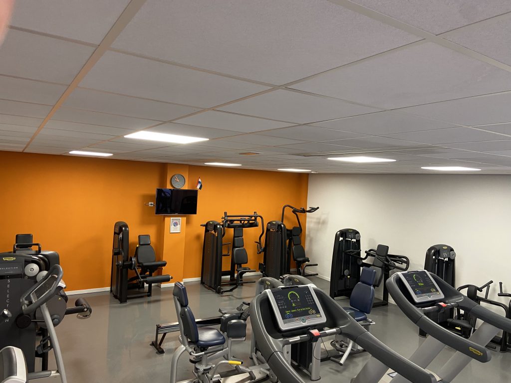 Fitnessruimte met krachtapparaten in de praktijk
