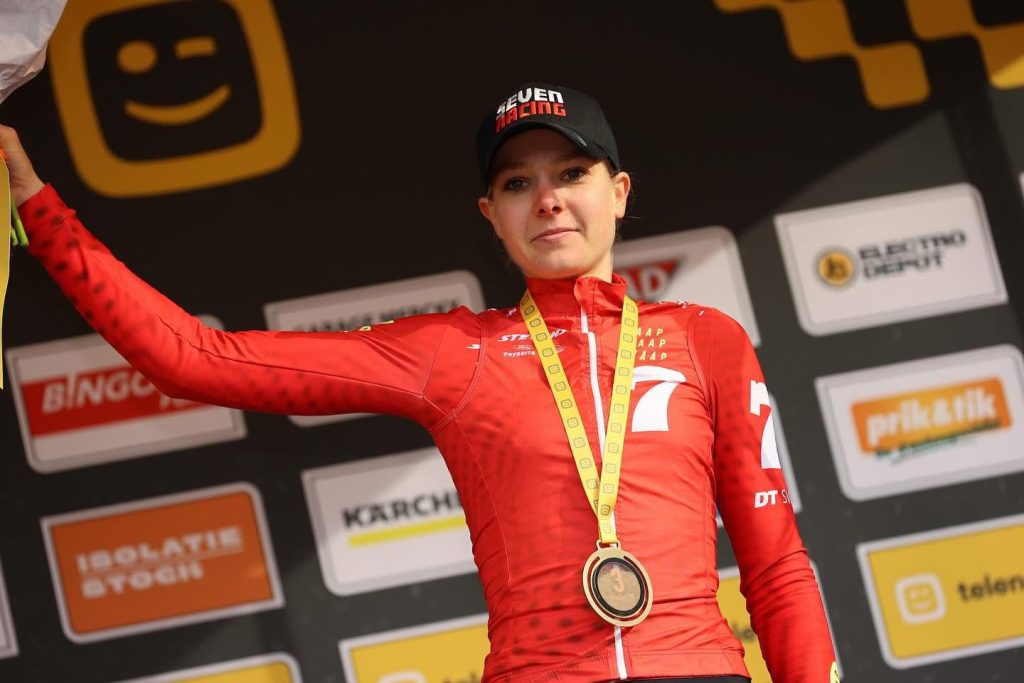 Wielrenner met medaille op het podium
